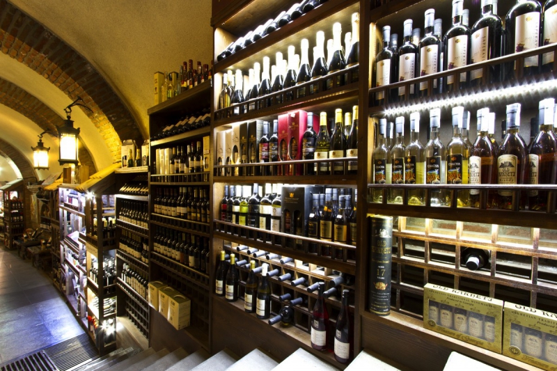 bar-LA ROQUE ESCLAPON-min_world_street_travel_shop_canon_georgia_wine_bottles-429767